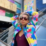 Laura Cymer Instagram - ¿Cómo definirían esta campera de @dbdivinabolivia en una palabra? Para mí es: ÉPICA. 🌈 A partir del 13 de abril, los jueves y viernes la usará Lia, el personaje que interpreto en @volcandebrujas de @victormalagrino_ por @ezetronconi en @elculturalsanmartin . . @theremakenet @dbdivinabolivia @boliviaonline @gawabanga . 📷: @ezetronconi . #actriz #volcandebrujas #elcultural #teatro #isla #campera #playa #historia #moda #argentina