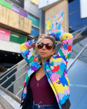 Laura Cymer Instagram - ¿Cómo definirían esta campera de @dbdivinabolivia en una palabra? 
Para mí es: ÉPICA. 🌈
A partir del 13 de abril, los jueves y viernes la usará Lia, el personaje que interpreto en @volcandebrujas de @victormalagrino_ por @ezetronconi en @elculturalsanmartin 
.
.
@theremakenet 
@dbdivinabolivia 
@boliviaonline 
@gawabanga 
.
📷: @ezetronconi 
.
#actriz #volcandebrujas #elcultural #teatro #isla #campera #playa #historia #moda #argentina