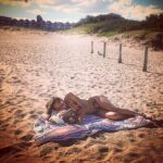 Laura Cymer Instagram - Dame playa, un libro, una manta, el mar …. y … . . 🌊🫀🌊