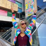 Laura Cymer Instagram - ¿Cómo definirían esta campera de @dbdivinabolivia en una palabra? Para mí es: ÉPICA. 🌈 A partir del 13 de abril, los jueves y viernes la usará Lia, el personaje que interpreto en @volcandebrujas de @victormalagrino_ por @ezetronconi en @elculturalsanmartin . . @theremakenet @dbdivinabolivia @boliviaonline @gawabanga . 📷: @ezetronconi . #actriz #volcandebrujas #elcultural #teatro #isla #campera #playa #historia #moda #argentina