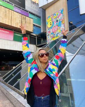 Laura Cymer Instagram - ¿Cómo definirían esta campera de @dbdivinabolivia en una palabra? 
Para mí es: ÉPICA. 🌈
A partir del 13 de abril, los jueves y viernes la usará Lia, el personaje que interpreto en @volcandebrujas de @victormalagrino_ por @ezetronconi en @elculturalsanmartin 
.
.
@theremakenet 
@dbdivinabolivia 
@boliviaonline 
@gawabanga 
.
📷: @ezetronconi 
.
#actriz #volcandebrujas #elcultural #teatro #isla #campera #playa #historia #moda #argentina