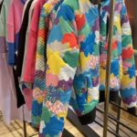 Laura Cymer Instagram - ¿Cómo definirían esta campera de @dbdivinabolivia en una palabra? Para mí es: ÉPICA. 🌈 A partir del 13 de abril, los jueves y viernes la usará Lia, el personaje que interpreto en @volcandebrujas de @victormalagrino_ por @ezetronconi en @elculturalsanmartin . . @theremakenet @dbdivinabolivia @boliviaonline @gawabanga . 📷: @ezetronconi . #actriz #volcandebrujas #elcultural #teatro #isla #campera #playa #historia #moda #argentina