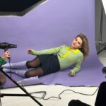 Laura Dutilleul Instagram - Tout ce qui traîne dans mon téléphone 📸 1) avant de tourner le clip de « chanson d’amour » 2) du vent dans les cheveux donc on fait la star 💨💨 3) j’avais envoyé ça à mon frère pcq il ne connaît pas l’expression « être à l’heure » 4) on maquille la tête (le crâne) de papa 🫣😂 5) ça tourneeee 🎬 6) quand on a reçu la v1 du clip de « chanson d’amour » 🥹🥹 7) « j’vous le dis jamais, mais vous êtes beaux avec papa » ❤️ 8) dans l’objectif de @emmabirski 📸 9) le mega cookie de mamie mille fois trop bon 🍪🍪🍪