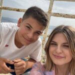 Laura Dutilleul Instagram – C’est bon, le clip de « demain » est sorti sur YouTube ! 🥹
Je tenais à remercier toutes les personnes qui y ont contribué 
Merciii @belair.music et @label6et7 🫶🏻❤️
Mercii @elisa_baudoin qui a su me mettre à l’aise pour ce premier clip
Mercii @elninogamet quel acteurrr 
Merci @maeva_bessi une abonnée qui est venue figuré sur le clip 🙏
Mercii aux personnes qui ont figuré dans le clip 
Merci @orca_agri_cultura_cavalli qui nous ont permis de faire des magnifiques scènes avec des chevaux (ils sont en Corse pour ceux qui veulent faire une magnifique balade) 
Mercii @fabricesioul 🌸
Mercii @pl_prod et @ivy__music on a fait cette chanson ensemble et j’espère qu’elle va vivre longtemps ❤️
Et bien évidemment, merci à vous
Si je vis mon rêve c’est grâce à vous! Je vous aime tellement ❤️
Et aussi, merci à ma communauté tiktok qui a participé aux idées du clip 

(Avouez on dirait des remerciements d’oscars 😂)