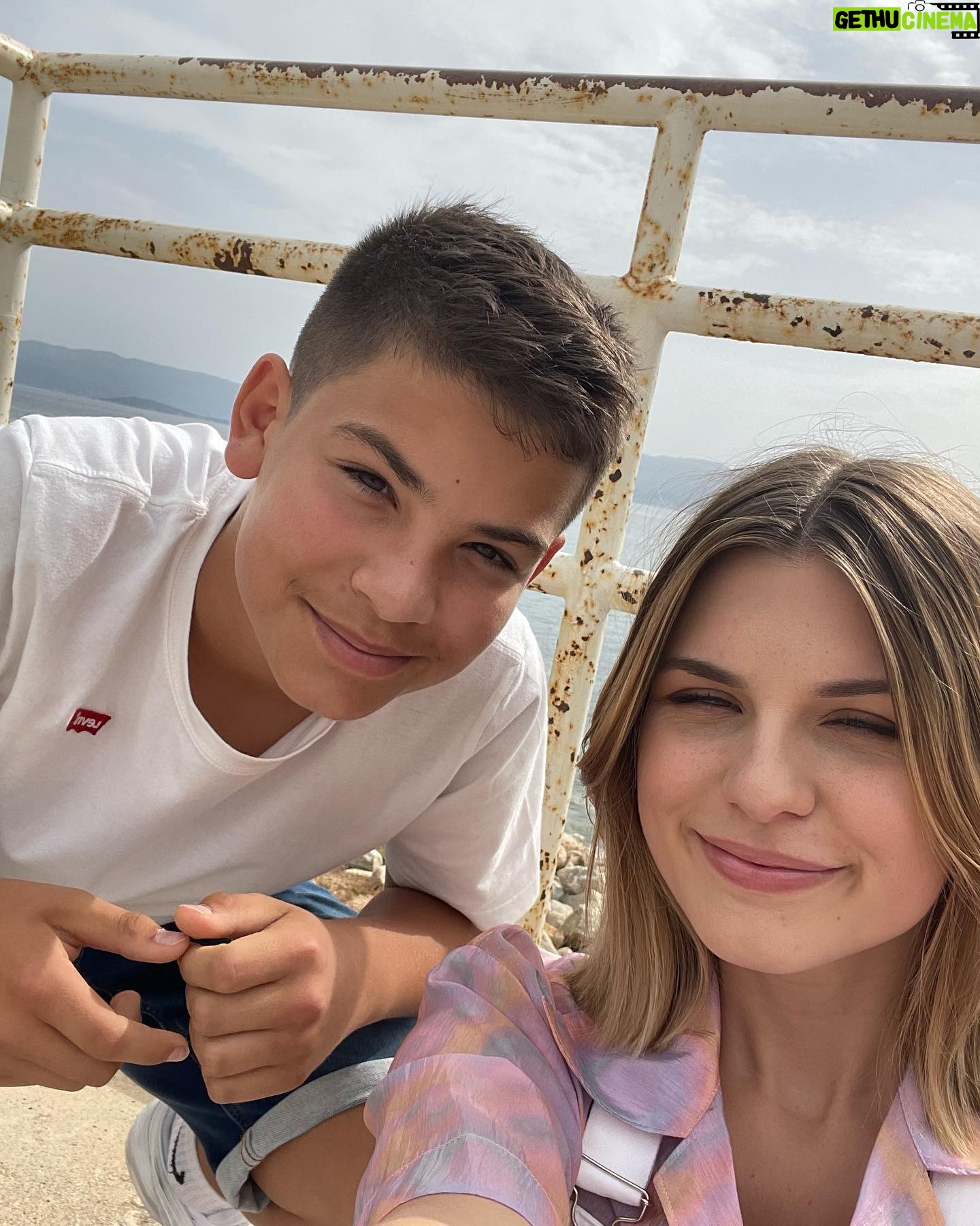 Laura Dutilleul Instagram - C’est bon, le clip de « demain » est sorti sur YouTube ! 🥹 Je tenais à remercier toutes les personnes qui y ont contribué Merciii @belair.music et @label6et7 🫶🏻❤️ Mercii @elisa_baudoin qui a su me mettre à l’aise pour ce premier clip Mercii @elninogamet quel acteurrr Merci @maeva_bessi une abonnée qui est venue figuré sur le clip 🙏 Mercii aux personnes qui ont figuré dans le clip Merci @orca_agri_cultura_cavalli qui nous ont permis de faire des magnifiques scènes avec des chevaux (ils sont en Corse pour ceux qui veulent faire une magnifique balade) Mercii @fabricesioul 🌸 Mercii @pl_prod et @ivy__music on a fait cette chanson ensemble et j’espère qu’elle va vivre longtemps ❤️ Et bien évidemment, merci à vous Si je vis mon rêve c’est grâce à vous! Je vous aime tellement ❤️ Et aussi, merci à ma communauté tiktok qui a participé aux idées du clip (Avouez on dirait des remerciements d’oscars 😂)