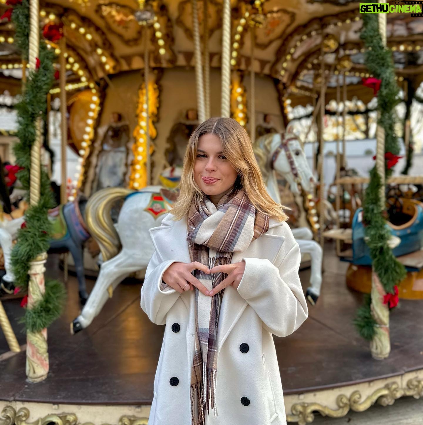 Laura Dutilleul Instagram - It’s beginning to look a lot like Christmas 🎄