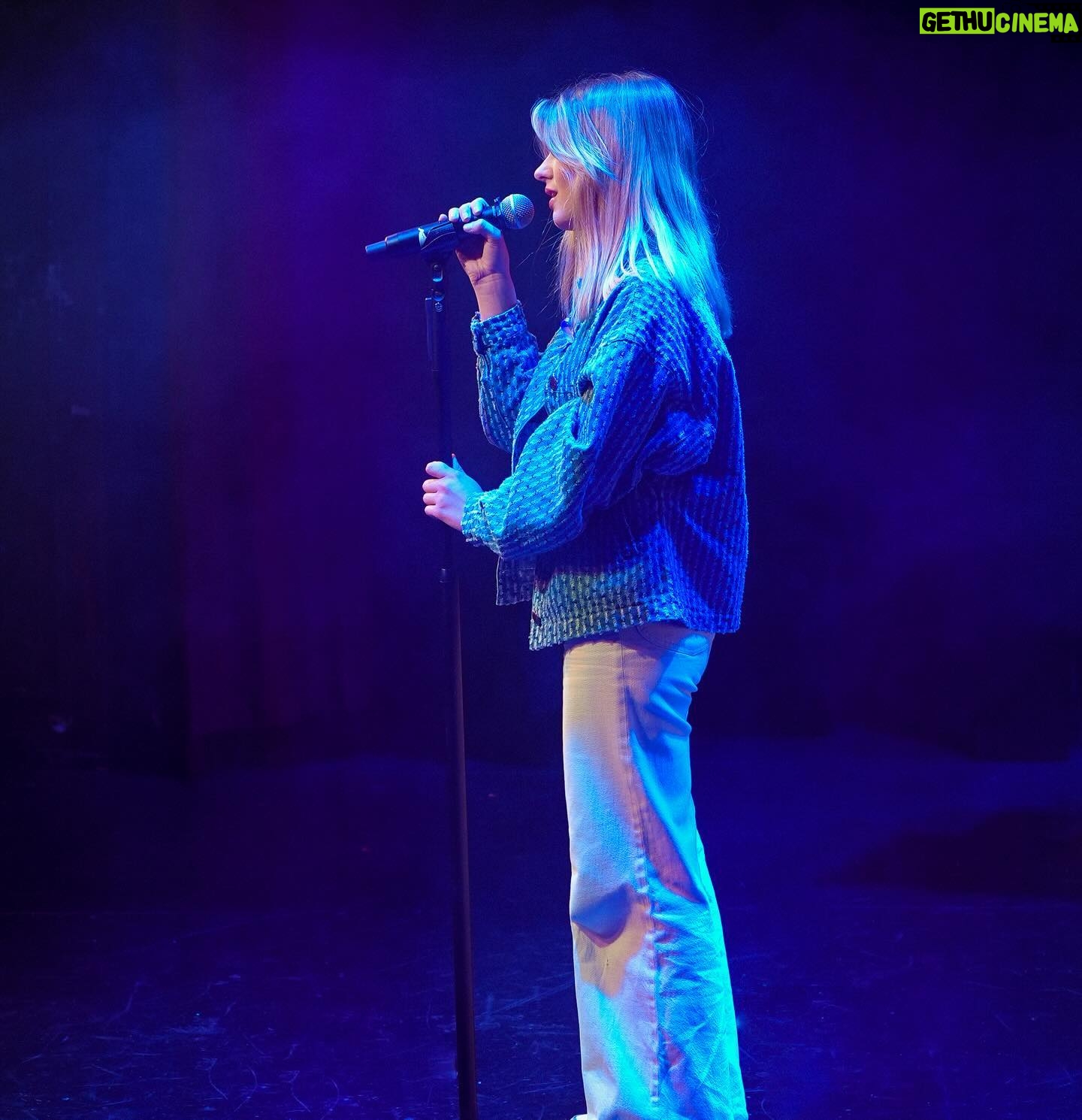 Laura Dutilleul Instagram - 2023 en 10 photos ❤️🔥 Vous avez découvert "Respire" et mon histoire. Il y a aussi eu "Plus de problèmes", et nous préparons la suite ^^ Vous me découvrez de plus en plus artistiquement et musicalement ; la suite arrive vite (très vite), et j'ai trop hâte !!! <3 Merci pour cette année, à vous, à ceux qui ont croisé ma route et à toutes les personnes qui m'entourent. J'ai une grosse pensée pour mon papy qui nous a quitté cette année. Je pense à toi tous les jours. Et promis, 2024 est à nous 🤍