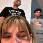 Laura Dutilleul Instagram - Tout ce qui traîne dans mon téléphone 📸 1) avant de tourner le clip de « chanson d’amour » 2) du vent dans les cheveux donc on fait la star 💨💨 3) j’avais envoyé ça à mon frère pcq il ne connaît pas l’expression « être à l’heure » 4) on maquille la tête (le crâne) de papa 🫣😂 5) ça tourneeee 🎬 6) quand on a reçu la v1 du clip de « chanson d’amour » 🥹🥹 7) « j’vous le dis jamais, mais vous êtes beaux avec papa » ❤️ 8) dans l’objectif de @emmabirski 📸 9) le mega cookie de mamie mille fois trop bon 🍪🍪🍪