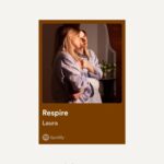 Laura Dutilleul Instagram - C'est quoi la chanson qui te fait du bien et qui calme ton anxiété ? 💙 Tu peux découvrir la nouvelle pépite "Respire" de @laurachanteuse et la playlist "Calmer l'anxiété et l'angoisse" sur Spotify pour t'aider à t'apaiser quand ça ne va pas ☀️