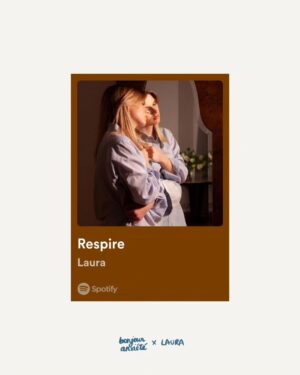 Laura Dutilleul Instagram - C'est quoi la chanson qui te fait du bien et qui calme ton anxiété ? 💙 

Tu peux découvrir la nouvelle pépite "Respire" de @laurachanteuse et la playlist "Calmer l'anxiété et l'angoisse" sur Spotify pour t'aider à t'apaiser quand ça ne va pas ☀️