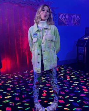 Laura Dutilleul Instagram - Trop contente de vous montrer les vêtements de la collaboration entre Balmain et Netflix 😍
En tant que grande fan de Stranger Things, je 
suis tombée amoureuse de ces tenues !
#BALMAINxNETFLIX @netflixfr @balmain
