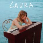 Laura Dutilleul Instagram – Je suis tellement heureuse de vous annoncer que mon tout premier single sort mercredi 29 juin et il s’appelle « DEMAIN »
C’est à dire que demain juste après 23h59 il sera à vous 🥹
J’ai tellement hâte que vous l’écoutiez,
J’espère que vous allez aimer
Je compte sur vous pour partager À FONDDDDDDDDDDDD
Lien dans ma bio pour pré enregistrer la chanson sur les plateformes
« Demain », 29/06/2022
Laura 🌸