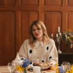 Laura Dutilleul Instagram - Qu’avez vous pensé du clip de « Chanson d’amour » ?🤍 Je suis très émue que ce clip soit enfin sorti, c’était un projet un peu fou : j’ai dit à ma famille de se rendre à un endroit sans leur en dire plus et je leur ai fait la surprise d’être avec moi dans le clip de « chanson d’amour » !! C’était tellement émouvant, cette journée de tournage était exceptionnelle et hors du temps. Un grand merci à @fufu.tv 🎬 @lasucrerie.tv et leur équipe, merci pour cette journée (ma famille vous adore vraiment et vive la brioche au chocolat hahaha ! Merci à @instademimi_ 💄💆🏼‍♀️🤍 Un merci tout spécial à @corsonmusic et @iamnabboo avec qui on a écrit et composé ce titre (je suis arrivée avec 16 couplets sur ma famille de base, à deux doigts de sortir la version longue hahaha) Et merci à mes équipes, vous êtes les meilleurs tout simplement 🫶🏻 @belair.music @label6et7 @playtwolabel @amelotsophie @cyril.sebbon Et merci à vous, de me permettre de vivre ce genre de choses, j’vous aime 🤍
