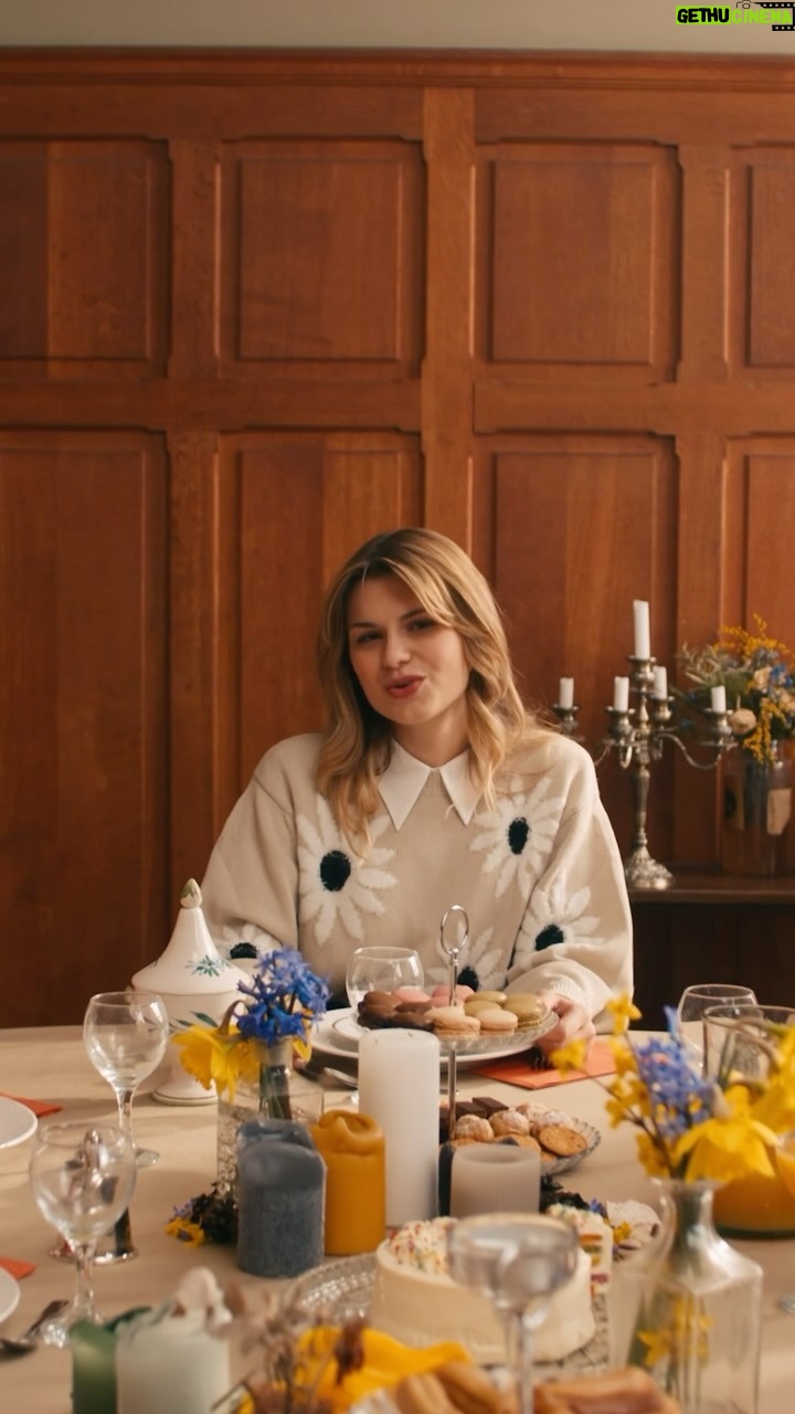 Laura Dutilleul Instagram - Qu’avez vous pensé du clip de « Chanson d’amour » ?🤍 Je suis très émue que ce clip soit enfin sorti, c’était un projet un peu fou : j’ai dit à ma famille de se rendre à un endroit sans leur en dire plus et je leur ai fait la surprise d’être avec moi dans le clip de « chanson d’amour » !! C’était tellement émouvant, cette journée de tournage était exceptionnelle et hors du temps. Un grand merci à @fufu.tv 🎬 @lasucrerie.tv et leur équipe, merci pour cette journée (ma famille vous adore vraiment et vive la brioche au chocolat hahaha ! Merci à @instademimi_ 💄💆🏼♀️🤍 Un merci tout spécial à @corsonmusic et @iamnabboo avec qui on a écrit et composé ce titre (je suis arrivée avec 16 couplets sur ma famille de base, à deux doigts de sortir la version longue hahaha) Et merci à mes équipes, vous êtes les meilleurs tout simplement 🫶🏻 @belair.music @label6et7 @playtwolabel @amelotsophie @cyril.sebbon Et merci à vous, de me permettre de vivre ce genre de choses, j’vous aime 🤍