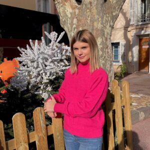 Laura Dutilleul Instagram - VOUS ÊTES 2MILLIONS SUR TIKTOK OMG MERCII POUR TOUT 🥺🎉❤️ 
(La derniere slide c’est moi en moment)