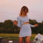 Laura Dutilleul Instagram - Ça y’est, « Plus de problèmes » est sorti 🥹 Le clip est aussi dispo sur YouTube (Laura - Plus de problèmes Clip officiel)⭐️ J’espère que le titre et le clip vous plaisent !! Allez streamer à fond je compte sur vous pour partager, on va faire vivre cette chanson ensemble !!!!🤍 Merci à ma team de fou @belair.music @label6et7 @playtwolabel et mes managers Cyril et Sophie 🫶🏻 Clip : @milarnsr Prod : @fntylsprod 💥♥️