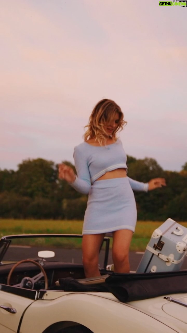 Laura Dutilleul Instagram - Ça y’est, « Plus de problèmes » est sorti 🥹 Le clip est aussi dispo sur YouTube (Laura - Plus de problèmes Clip officiel)⭐️ J’espère que le titre et le clip vous plaisent !! Allez streamer à fond je compte sur vous pour partager, on va faire vivre cette chanson ensemble !!!!🤍 Merci à ma team de fou @belair.music @label6et7 @playtwolabel et mes managers Cyril et Sophie 🫶🏻 Clip : @milarnsr Prod : @fntylsprod 💥♥️