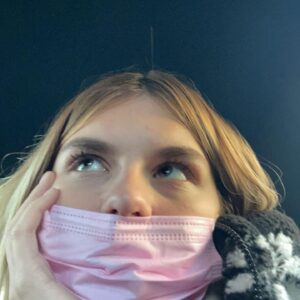 Laura Dutilleul Instagram - meli melo de post part 2!! 
Premièrement BONNE ANNÉE TOUT LE MONDE 🎉🎶❤️
Je travaille en studio en ce moment j’ai trop hâte de commencer à vous montrer tout ça ! (Ps: une ptite surprise arrive bientôt🤫) essayez de deviner!! 
Aussi, je suis allée à Disney, j’ai fêté noël avec ma famille🎄 et j’ai fait MA PREMIÈRE HEURE de conduite (regarde la dernière slide mdr)omg sortez les casques 🚗