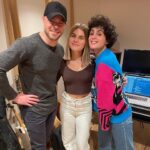 Laura Dutilleul Instagram - meli melo de post part 2!! Premièrement BONNE ANNÉE TOUT LE MONDE 🎉🎶❤️ Je travaille en studio en ce moment j’ai trop hâte de commencer à vous montrer tout ça ! (Ps: une ptite surprise arrive bientôt🤫) essayez de deviner!! Aussi, je suis allée à Disney, j’ai fêté noël avec ma famille🎄 et j’ai fait MA PREMIÈRE HEURE de conduite (regarde la dernière slide mdr)omg sortez les casques 🚗