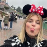 Laura Dutilleul Instagram - meli melo de post part 2!! Premièrement BONNE ANNÉE TOUT LE MONDE 🎉🎶❤️ Je travaille en studio en ce moment j’ai trop hâte de commencer à vous montrer tout ça ! (Ps: une ptite surprise arrive bientôt🤫) essayez de deviner!! Aussi, je suis allée à Disney, j’ai fêté noël avec ma famille🎄 et j’ai fait MA PREMIÈRE HEURE de conduite (regarde la dernière slide mdr)omg sortez les casques 🚗