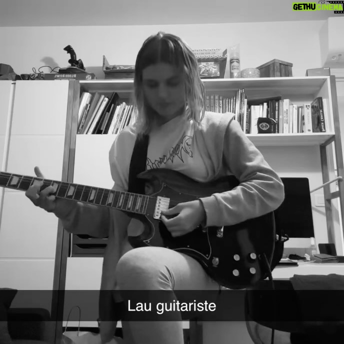 Laura Dutilleul Instagram - Mon tout premier EP est à vous 🥺📀✨✨✨ J’espère qu’il va vous plaire, j’y ai mis tout mon cœur Il parle de moi, de ma famille, de vous et de tout ce qui m’entoure Merci à VOUS, Merci d’être là, j’espère vous rendre fier.es et j’espère qu’un jour on pourra chanter ces chansons ensemble !! (🤞) (je manifeste pour des concerts LAAA) En attendant je vous donne des petits backstages de l’EP hihi Merci à toutes ces personnes merveilleuses qui m’accompagnent sur le projet je vous aime fort (genre vraiment merci pour tout tout tout)🤍 Purée qu’est ce que j’aime la musique, qu’est ce qu’on est beaux à être fou de cette ptn de passion. MUSIQUE, ART JE T’AIME Cover : 📸@emmabirski 💄 : @instademimi_ 👗 : @audreylepladec