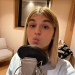 Laura Dutilleul Instagram - meli melo de post part 2!! Premièrement BONNE ANNÉE TOUT LE MONDE 🎉🎶❤️ Je travaille en studio en ce moment j’ai trop hâte de commencer à vous montrer tout ça ! (Ps: une ptite surprise arrive bientôt🤫) essayez de deviner!! Aussi, je suis allée à Disney, j’ai fêté noël avec ma famille🎄 et j’ai fait MA PREMIÈRE HEURE de conduite (regarde la dernière slide mdr)omg sortez les casques 🚗