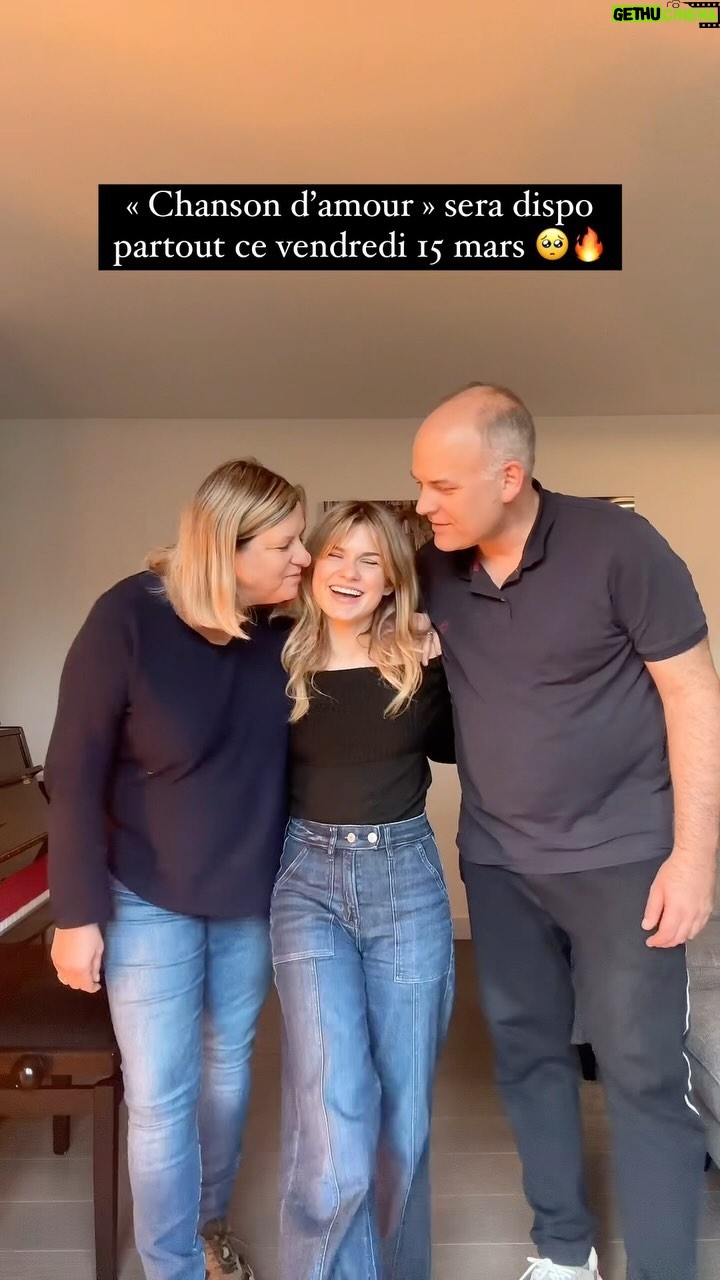 Laura Dutilleul Instagram - Et elle sera dans mon ep, tu peux le presave dès maintenant sur le lien dans ma bio ❤️❤️ (Merci pour vos retours sur l’extrait de « chanson d’amour »que j’ai posté hier 🥺🥺)