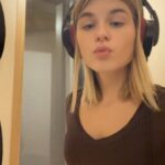 Laura Dutilleul Instagram - meli melo de post part 2!! Premièrement BONNE ANNÉE TOUT LE MONDE 🎉🎶❤️ Je travaille en studio en ce moment j’ai trop hâte de commencer à vous montrer tout ça ! (Ps: une ptite surprise arrive bientôt🤫) essayez de deviner!! Aussi, je suis allée à Disney, j’ai fêté noël avec ma famille🎄 et j’ai fait MA PREMIÈRE HEURE de conduite (regarde la dernière slide mdr)omg sortez les casques 🚗