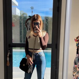 Laura Dutilleul Instagram - meli melo de post part 2!! 
Premièrement BONNE ANNÉE TOUT LE MONDE 🎉🎶❤️
Je travaille en studio en ce moment j’ai trop hâte de commencer à vous montrer tout ça ! (Ps: une ptite surprise arrive bientôt🤫) essayez de deviner!! 
Aussi, je suis allée à Disney, j’ai fêté noël avec ma famille🎄 et j’ai fait MA PREMIÈRE HEURE de conduite (regarde la dernière slide mdr)omg sortez les casques 🚗
