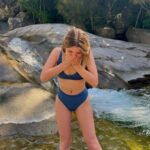 Laura Dutilleul Instagram - Sur la dernière photo je sais pas si j’étais en train d’éternuer ou en train de faire genre de rigoler pour que ça fasse stylé MDR😭 #enrouelibrelalaura#soleil#vacances#adonf