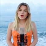 Laura Dutilleul Instagram - Écris «des milliers de » et laisse ton clavier finir la phrase 🫶🏻 #desmilliersdejetaime #cover @slimane ♥️