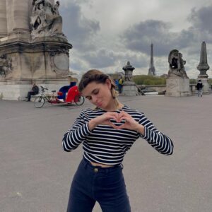 Laura Dutilleul Instagram - La première c’est pcq je vous aime, la deuxième c’est en mode « coucou je touche mes tresses » et la 3 eme c’est : JE FAIS L’AVION DANS PARIS WOUHOU 
🥖🥖🥖🥖

Partage dans ta story avec une chanson qui fait très parisien si t’es cap 😂

#paris#love#hihi#youhou#coucou