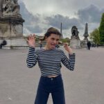 Laura Dutilleul Instagram - La première c’est pcq je vous aime, la deuxième c’est en mode « coucou je touche mes tresses » et la 3 eme c’est : JE FAIS L’AVION DANS PARIS WOUHOU 🥖🥖🥖🥖 Partage dans ta story avec une chanson qui fait très parisien si t’es cap 😂 #paris#love#hihi#youhou#coucou