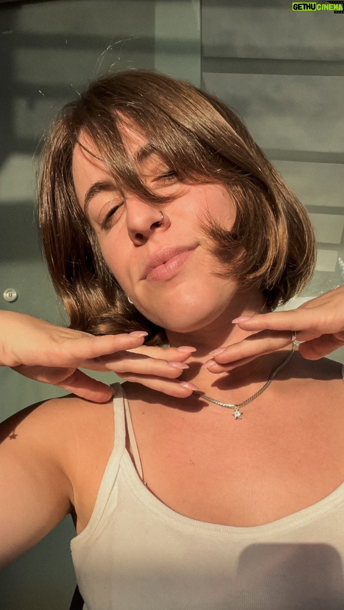 Laura Esquivel - 11.5K Likes - cortarse el pelo para cerrar etapas..
cortarse el pelo para comenzar un nuevo camino 🫶🏻
si lo venís pensando hace mucho… ESTA ES TU SEÑAL PARA HACERLO!!!!!
en mi caso hace como 4 meses (o más) que vengo manteniendo éste corte que me encanta. me hace feliz. me empodera. me hace ser esa Lau que quiero ser cada día más 💪🏻✨
gracias como siempre @malapeluqueria (Evelyn genia que me cortó)