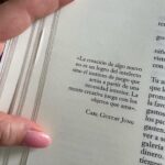 Laura Esquivel Instagram - cada día es una nueva oportunidad 🌸 mi nueva canción “Un día a la vez” se estrena el 23 de Febrero 🥇.. y necesito compartirles parte de mi inspiración… me encanta reflexionar. desde mi lado. desde donde yo me hablo a mi misma. me da miedo compartirlo. hacerlo público. pero forma parte de éste crecimiento conmigo misma que estoy llevando en mi día a día. quizás escuchaste algo que dije, que te gusta y te hace bien. o quizás no. expresarse hace bien. si tenés ganas de compartirlo, también. unidos todos somos más fuertes 🫶🏻