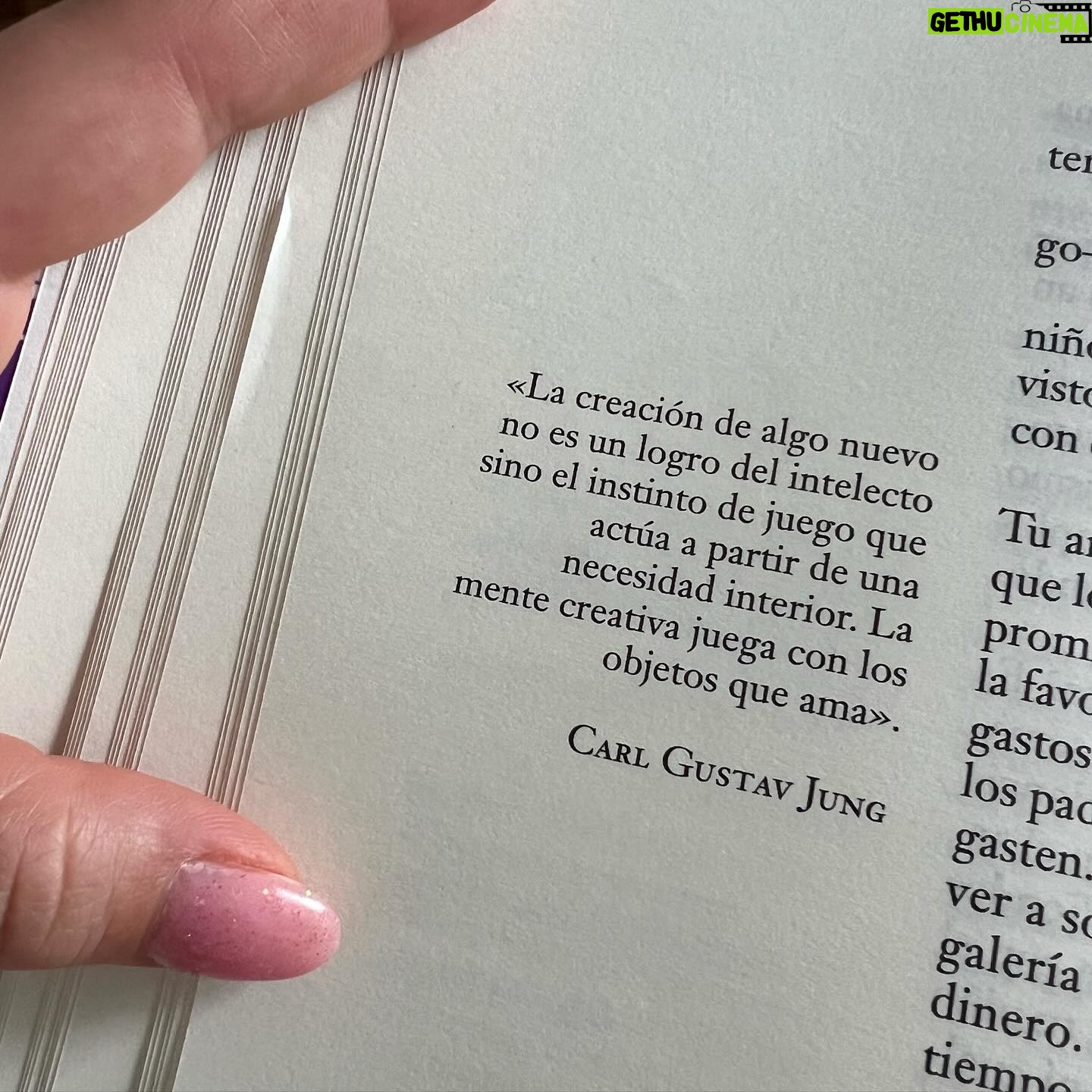 Laura Esquivel Instagram - cada día es una nueva oportunidad 🌸 mi nueva canción “Un día a la vez” se estrena el 23 de Febrero 🥇.. y necesito compartirles parte de mi inspiración… me encanta reflexionar. desde mi lado. desde donde yo me hablo a mi misma. me da miedo compartirlo. hacerlo público. pero forma parte de éste crecimiento conmigo misma que estoy llevando en mi día a día. quizás escuchaste algo que dije, que te gusta y te hace bien. o quizás no. expresarse hace bien. si tenés ganas de compartirlo, también. unidos todos somos más fuertes 🫶🏻