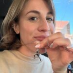 Laura Esquivel Instagram - mi carrete ésta semana 📸🎥🎵 se grabó nuevo videoclip! en Mar del Plata 🌊🫶🏻 tengo mucha emoción y ganas de que ya escuchen este nuevo material en el que trabajé tanto 🥲💫 quiero agradecerte a vos, que me conoces desde tu infancia, y te gusta lo que hago.. y apoyas mi proyecto.. que al final de todo, ES PARA VOS 🖤 CREO en mi proyecto de música independiente.. para ser lo mas genuina posible al mensaje que te quiero comunicar. y no ser una marioneta de las decisiones que podrían llegar a tomar otrxs 💪🏻 nunca me sentí tan “yo”.. tan “Laura” como en este año. soy libre. no me ato a nadie. dejo mi creatividad volar.. y lo materializo para llegar hasta vos ✨ te deseo que nunca te digan QUIÉN tenés que ser! 💫💫💫
