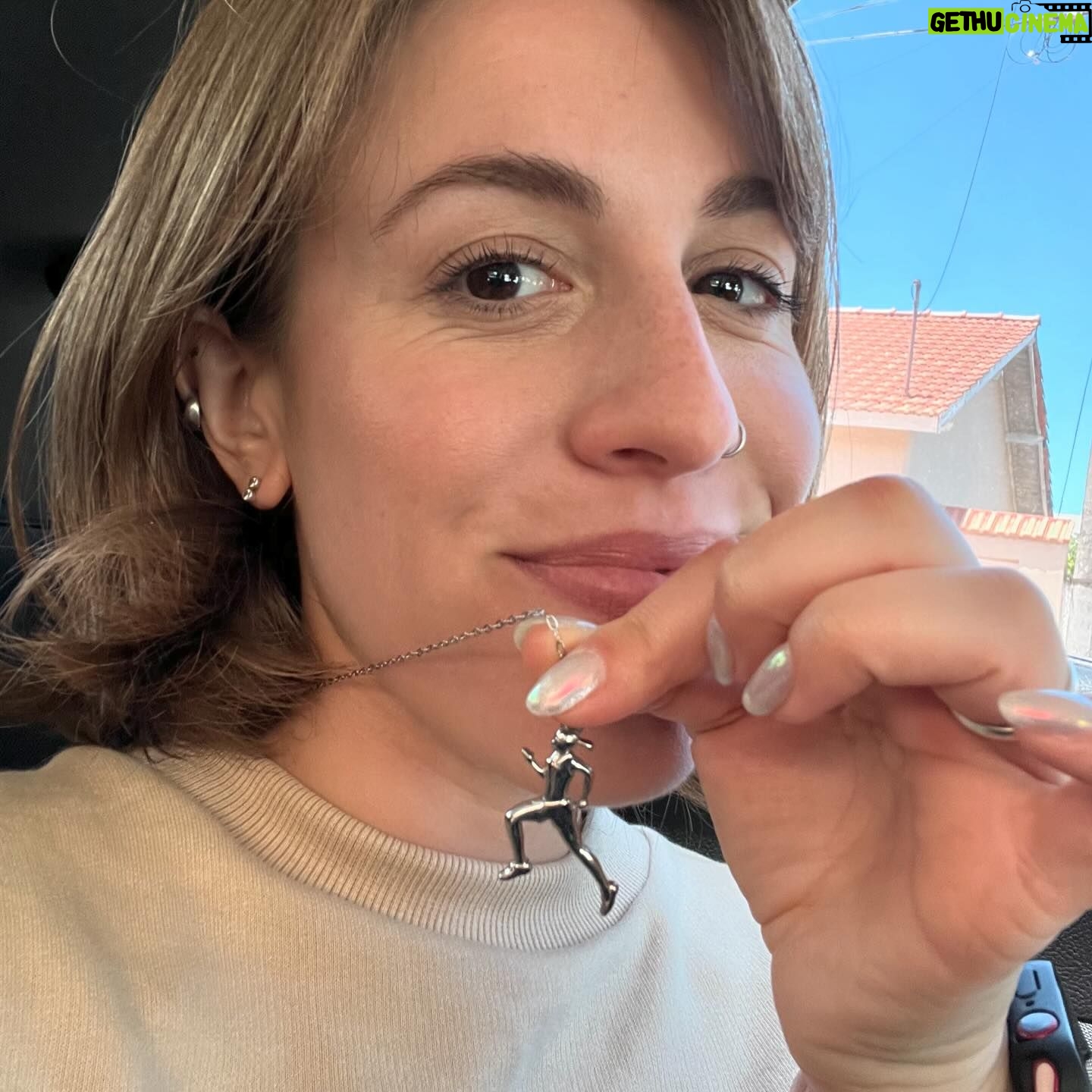 Laura Esquivel Instagram - mi carrete ésta semana 📸🎥🎵 se grabó nuevo videoclip! en Mar del Plata 🌊🫶🏻 tengo mucha emoción y ganas de que ya escuchen este nuevo material en el que trabajé tanto 🥲💫 quiero agradecerte a vos, que me conoces desde tu infancia, y te gusta lo que hago.. y apoyas mi proyecto.. que al final de todo, ES PARA VOS 🖤 CREO en mi proyecto de música independiente.. para ser lo mas genuina posible al mensaje que te quiero comunicar. y no ser una marioneta de las decisiones que podrían llegar a tomar otrxs 💪🏻 nunca me sentí tan “yo”.. tan “Laura” como en este año. soy libre. no me ato a nadie. dejo mi creatividad volar.. y lo materializo para llegar hasta vos ✨ te deseo que nunca te digan QUIÉN tenés que ser! 💫💫💫