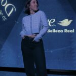 Laura Esquivel Instagram – si bien la inteligencia artificial es una gran herramienta (no estoy en contra de ella), creo que tenemos que seguir hablando de la importancia de mostrarnos tal cual somos. por lo visto hasta el día de hoy, si le pedís a la inteligencia artificial que te muestre una mujer “segura”, te muestra un montón de imágenes de mujeres hegemónicas. 
también el uso de los filtros en las redes sociales no son algo real.
venimos de años de qué el mundo nos diga cómo debemos y tenemos que vernos/mostrarnos.. es momento de alzar más fuerte la voz! no hacerlo solamente por vos sino también por las personas que tenés al lado.

porqué es importante que hablamos de éstas cosas? porque para el 2025, el 90% del contenido digital va a estar generado con IA 🥺

muchísimas gracias Dove por acompañarnos, defendernos y apoyar la belleza real desde ya hace más de 20 años años.. y no sólo eso. sino también comprometerse a no distorsionar digitalmente las imágenes de las mujeres en sus campañas. ni utilizar inteligencia artificial 💪🏻✨💫 inmenso apoyo a ser cada vez mas hermosamente únicas!!!

@dove #20AñosDeBellezaReal