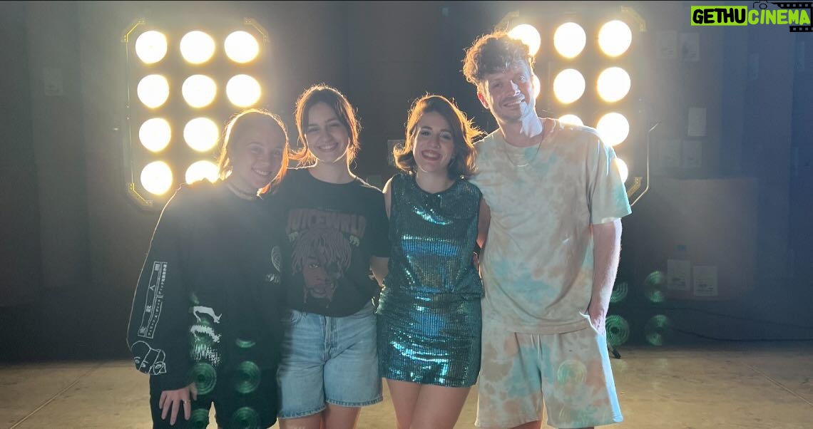 Laura Esquivel Instagram - YA NO ME DUELE ya tiene su videoclip 📞❤️🩹 !!! y no puedo creer la hermosa repercusión que está teniendo ✨✨!!!! GRACIAS a todos por el amor inmenso que me están dando! Lxs quiero!! (link en Bio si quieren ver el material 🎵) MÚSICA: Letra y Música: Laura Esquivel y @marcelonunezok Producción Musical, Mezcla y Mastering: @marcelonunezok VIDEOCLIP: Dirección, DF y postproducción: @pabloisaok Dirección de arte: @jimetroncoso Gaffer: @gina_ciccone Ropa: @laspepasinst Gracias a mi amor por estar siempre en todas dando una mano inmensa @facucedeira Gracias pá por ser mi raiz Agradecimientos especiales @lianduarte