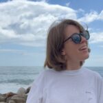 Laura Esquivel Instagram - no me podía ir de Mardel sin cantar un poquito al lado del mar 🥲🏖️ ayer fue un día agotador y hermoso. grabamos todo el día mi próximo videoclip.. prontito les contaré mas 🎥🎵 @jblargentinaoficial #AsiSuenanTusDiasConJBL