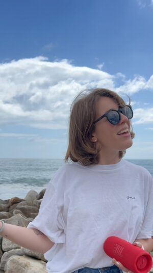 Laura Esquivel Instagram - no me podía ir de Mardel sin cantar un poquito al lado del mar 🥲🏖️

ayer fue un día agotador y hermoso. grabamos todo el día mi próximo videoclip.. prontito les contaré mas 🎥🎵

@jblargentinaoficial #AsiSuenanTusDiasConJBL