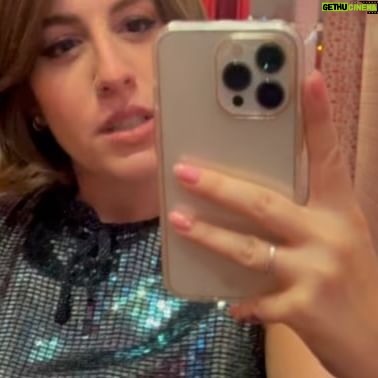 Laura Esquivel Instagram - YA NO ME DUELE ya tiene su videoclip 📞❤️🩹 !!! y no puedo creer la hermosa repercusión que está teniendo ✨✨!!!! GRACIAS a todos por el amor inmenso que me están dando! Lxs quiero!! (link en Bio si quieren ver el material 🎵) MÚSICA: Letra y Música: Laura Esquivel y @marcelonunezok Producción Musical, Mezcla y Mastering: @marcelonunezok VIDEOCLIP: Dirección, DF y postproducción: @pabloisaok Dirección de arte: @jimetroncoso Gaffer: @gina_ciccone Ropa: @laspepasinst Gracias a mi amor por estar siempre en todas dando una mano inmensa @facucedeira Gracias pá por ser mi raiz Agradecimientos especiales @lianduarte