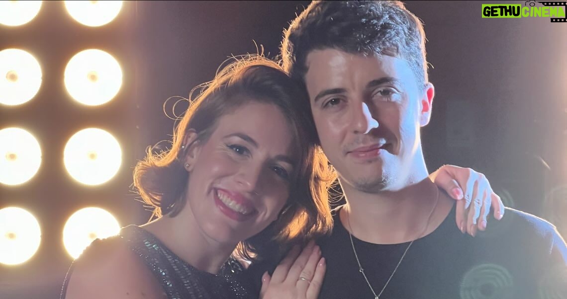 Laura Esquivel Instagram - YA NO ME DUELE ya tiene su videoclip 📞❤️🩹 !!! y no puedo creer la hermosa repercusión que está teniendo ✨✨!!!! GRACIAS a todos por el amor inmenso que me están dando! Lxs quiero!! (link en Bio si quieren ver el material 🎵) MÚSICA: Letra y Música: Laura Esquivel y @marcelonunezok Producción Musical, Mezcla y Mastering: @marcelonunezok VIDEOCLIP: Dirección, DF y postproducción: @pabloisaok Dirección de arte: @jimetroncoso Gaffer: @gina_ciccone Ropa: @laspepasinst Gracias a mi amor por estar siempre en todas dando una mano inmensa @facucedeira Gracias pá por ser mi raiz Agradecimientos especiales @lianduarte