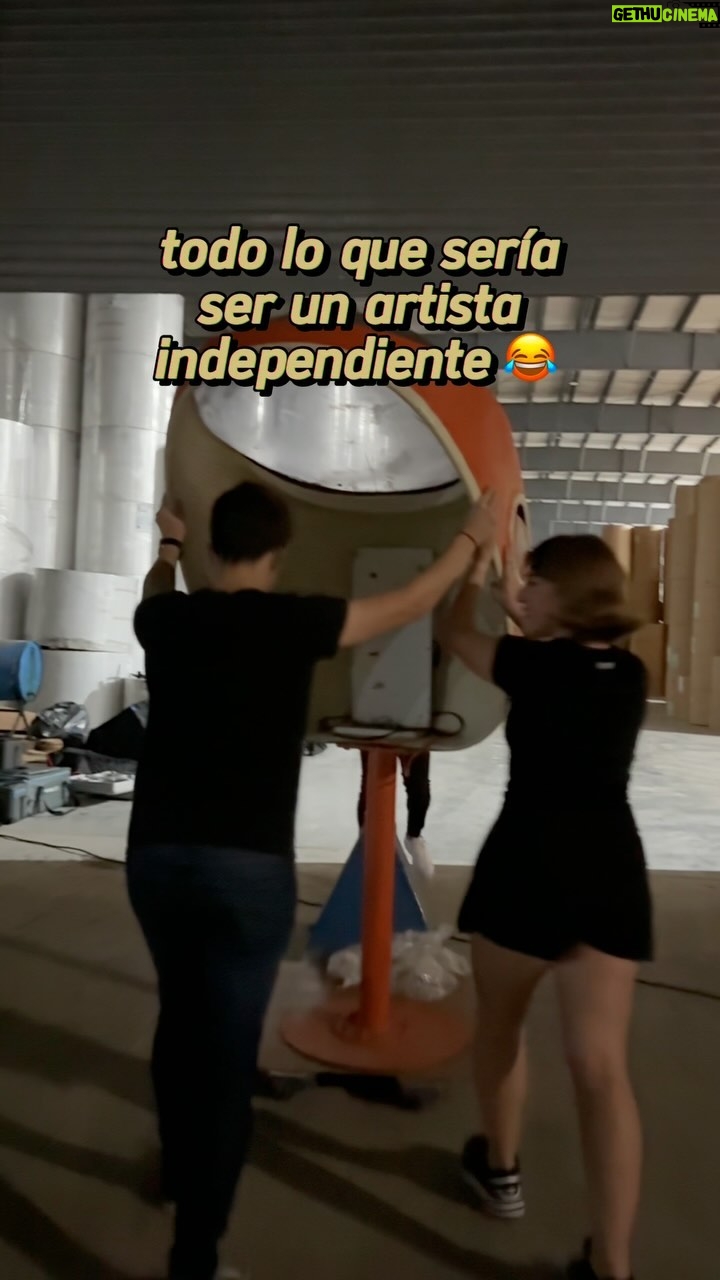 Laura Esquivel Instagram - cuando me preguntan: “cómo la pasaste filmando tu videoclip Lau??” 🤣 siempre estoy haciendo de todo hasta último momento para que salga todo bien 🤞🏻 FELIZ 1er mes a “Ya no me duele” ❤️🩹!!!!! gracias por todo el amor que le dieron!!!! ésta semana se viene nueva música.. en breve les cuento más 🥹✨🫶🏻 gracias @jimetroncoso por capturar éste momento jajaja @facucedeira te ❤️