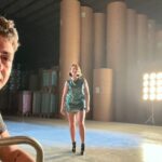 Laura Esquivel Instagram – YA NO ME DUELE ya tiene su videoclip 📞❤️🩹 !!! y no puedo creer la hermosa repercusión que está teniendo ✨✨!!!! GRACIAS a todos por el amor inmenso que me están dando! Lxs quiero!!
(link en Bio si quieren ver el material 🎵)
MÚSICA:
Letra y Música:
Laura Esquivel y @marcelonunezok
Producción Musical, Mezcla y Mastering: @marcelonunezok
VIDEOCLIP:
Dirección, DF y postproducción: @pabloisaok
Dirección de arte: @jimetroncoso
Gaffer: @gina_ciccone
Ropa: @laspepasinst
Gracias a mi amor por estar siempre en todas dando una mano inmensa @facucedeira
Gracias pá por ser mi raiz
Agradecimientos especiales @lianduarte