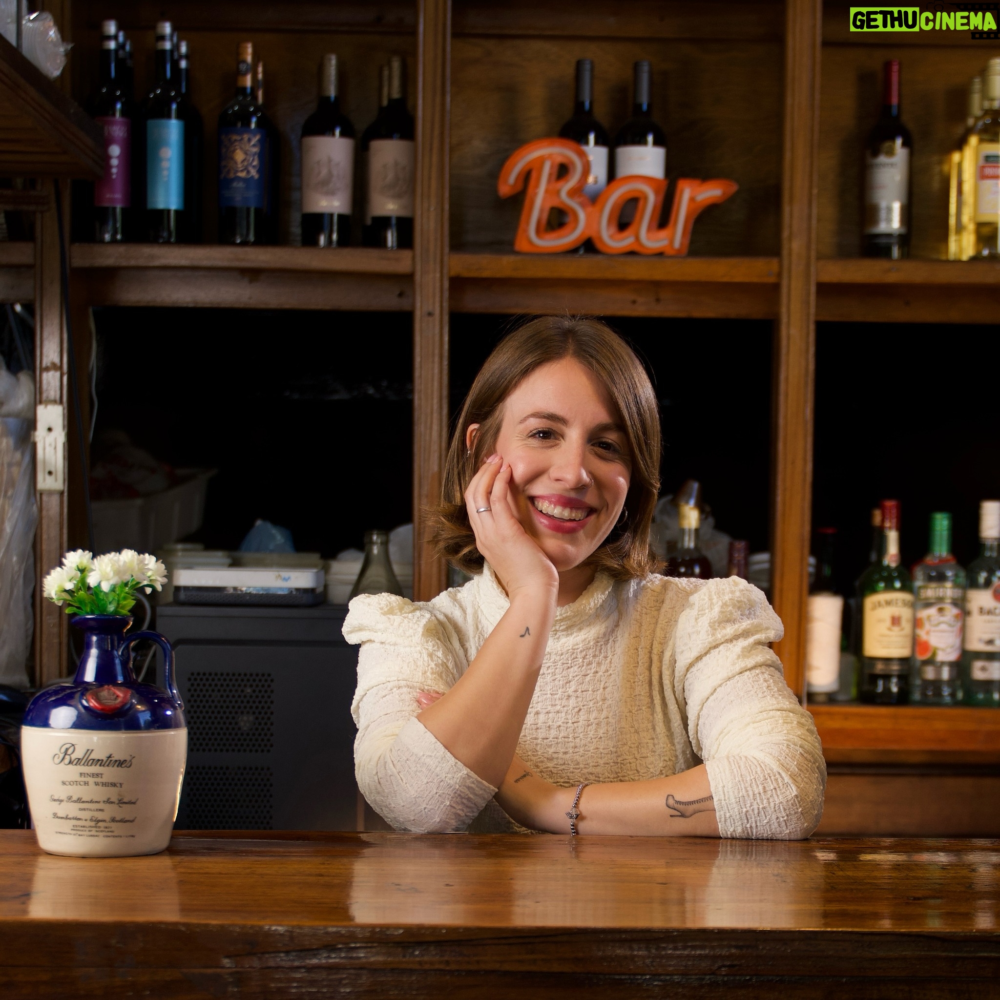 Laura Esquivel - 9.5K Likes - quién viene UN RATO al bar donde trabajo? los invito a tomar un tecito calentito 🫶🏻 que le hace bien al corazón y a éste frio ☕️❄️
se vienen cositas… 💫
ropita @laspepasinst