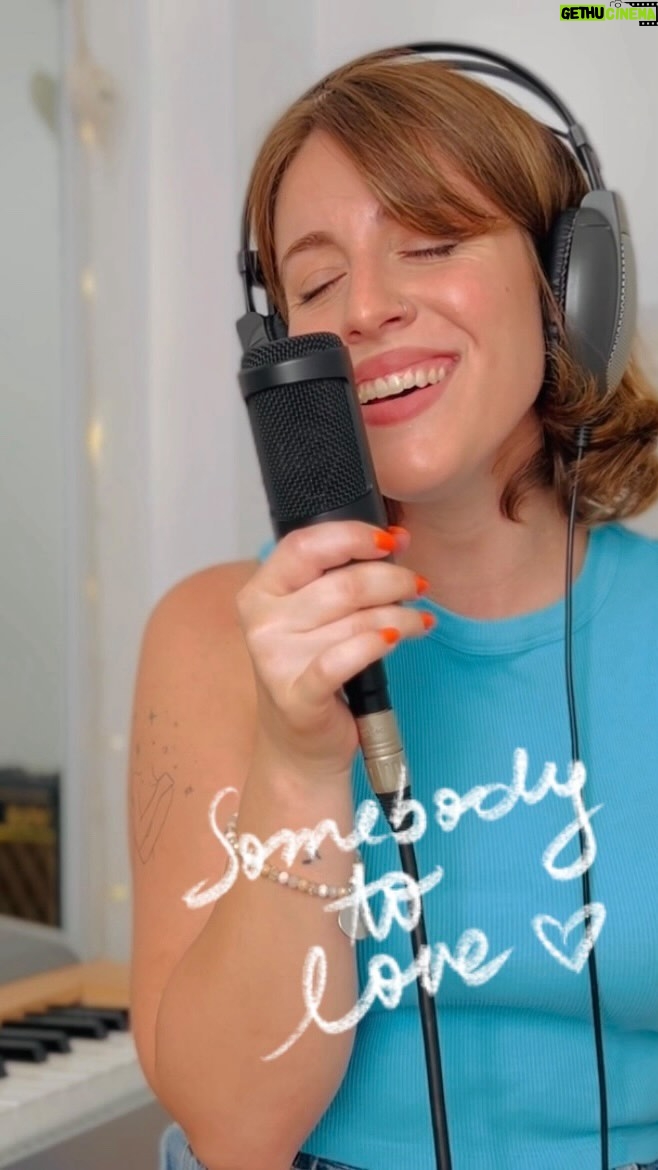 Laura Esquivel Instagram - COMPLETO en mi canal de Youtube (link en Bio) ✨ “SOMEBODY TO LOVE” de Queen les dejo la canción ganadora del “Mundial de canciones de Año Nuevo” (aunque no tenga nada que ver con año nuevo) 🙃🥰 pero la eligieron ustedes, así que eso es lo mas bello de todo! vayan a darle amor a Youtube ❤️ así lo ven completo! aparte tienen tooodos los otros covers que voy subiendo y mi musiquita propia 🎶 lxs quieroooooooooo 🫶🏻🫶🏻🫶🏻 #somebodytolove #queen #freddiemercury #cover #lauraesquivel