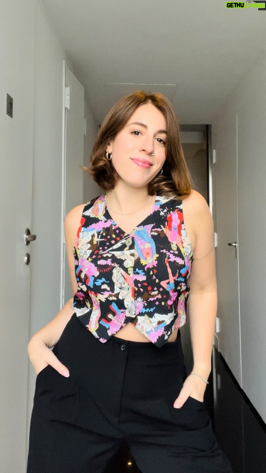 Laura Esquivel - 44.2K Likes - lookcito de comienzo de semana ❤️
a quién veo en @luzutv hoy? @patriayfamilia_ 💫
ropita: @laspepasinst
zapas: @converse_ar