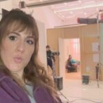 Laura Esquivel Instagram - Píntame 💜 a partir de éste año, es mi canción de amor favorita 😍 jeje.. paso a describir cada foto/video: 1) fotón de @notyouriso letra completa de Píntame (diseñado por mí). makeup @nadiaadadmkp pelo @guillermina.adez 2) grabando las voces 🥲 3) ensayito junto a mi querido @rodrivallejos.ok y @lumartin0 @agosronchii 🫶🏻 4) el detrás de escena del videoclip 💫 se armó una escenografía especialmente para éste video… primera vez que produzco algo de ésta talla 😭 siempre que trabaje en escenografías.. es porque fui contratada por otra persona que obviamente producía todo. ésto me hace pensar en la frase que dice Taylor Swift “You’re making me fell like I’m the man” (me están haciendo sentir que soy “un hombre”).. y se siente muy bien 😎 5) mi amor @facucedeira tuvo que dar una mano en la filmación del videoclip, y él estaba orgulloso jajaja. 6) Dires @pabloisaok @jimetroncoso se pusieron la 10 de un proyecto independiente, cubriendo también mil roles.. para hacer que salga todo increible 🫶🏻✨ también @rodrivallejos.ok coreógrafo y actor del videoclip, que desde el minuto 1 se quiso sumar y aportar su inmenso arte 🤍 ropita @laspepasinst 7) arriba mio @marcelonunezok mi productor musical, también compositor del tema. ya lo conocen! y ya saben el aprecio y agradecimiento que le tengo por ser parte de éste proyecto también. a mi derecha, un lujo! @djavupr Nico y Meli que se encargaron de todo el Back. que equipo!!! 8) también grabo mis propios coros jajaja.. 9) cuando grabamos Píntame EN VIVO. De la mano de @djavupr (tanto el sonido, como lo visual 👏🏻) y con el talento de @dani_reuvers en 🎸 HAY MUCHAS MAS PERSONAS que formaron parte de ésta producción, pero no me alcanza el posteo para agradecer. todos los créditos los encuentran en la descripción del videoclip en mi canal de Youtube 💜 gracias como siempre les digo.. por todo el ❤️ inmenso que me dan!!! y el apoyo para una producción independiente, pero tratando de lograr un producto de excelente calidad ✨ se viene nueva música pronto 💫💫💫 #Píntame #LauraEsquivel #música